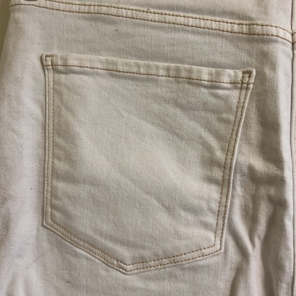 Old Navy denim jean mini skirt for women with a raw hemline. Size 12 - Picture 5 of 6